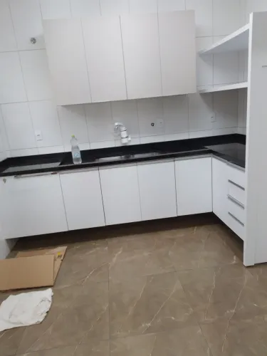Armarios de cozinha com pedra e cuba de 2 lavatório 