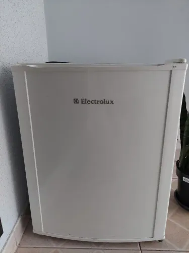 Frigobar Electrolux RE80 79L Branco 127v