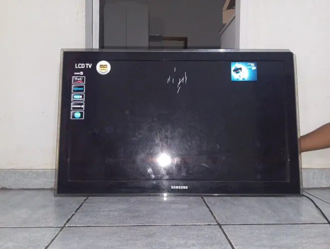 Vendo Televisão Com Defeito