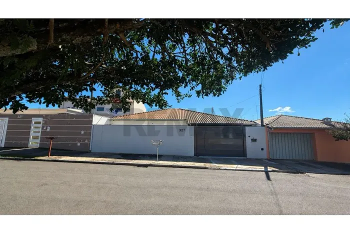 Alugue: Casa 3 Quartos com Ampla Área em Botucatu
