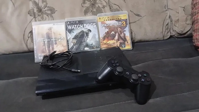 PlayStation 3 super slim 234gb,com 3 jogos,1 controle com cabo de carregamento, conservado