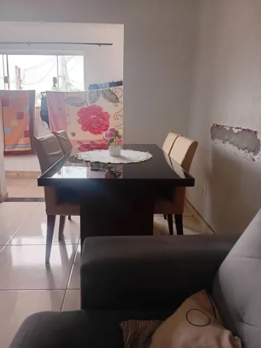 vende mesa 4 cadeira madeira maciça