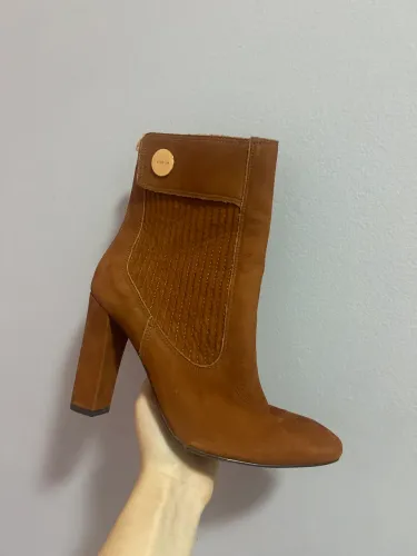 bota marrom de salto