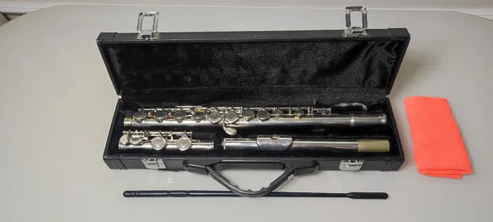 Flauta Transversal com estante de partitura