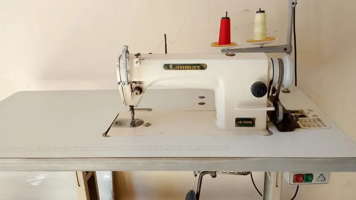 Máquina industrial reta