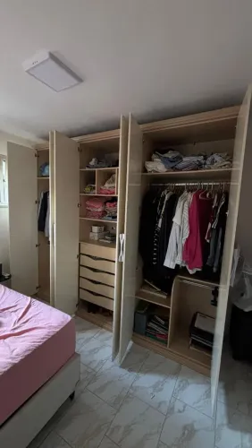 Guarda Roupa Super Novo, 06 portas. Não desmontou e precisa ser retirado no local.
