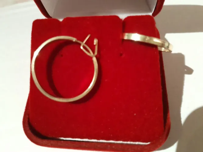Brinco de argola ouro 18k lindo. Nunca foi usado. 2,2 cm x 2mm espessura