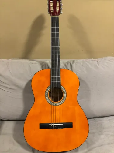 Violão Giannini clássico com capa.