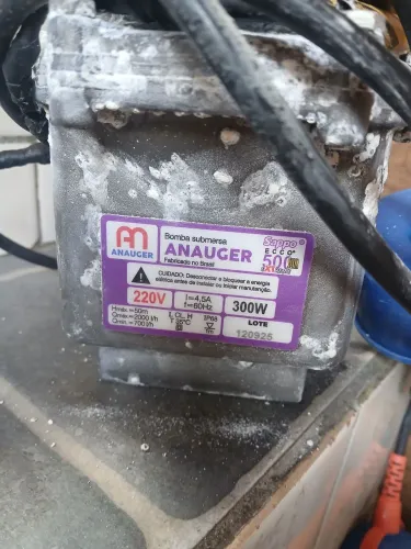 Bomba d'água submersa. Vende-se 550,00 reais.