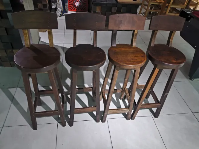 Banqueta em madeira de lei