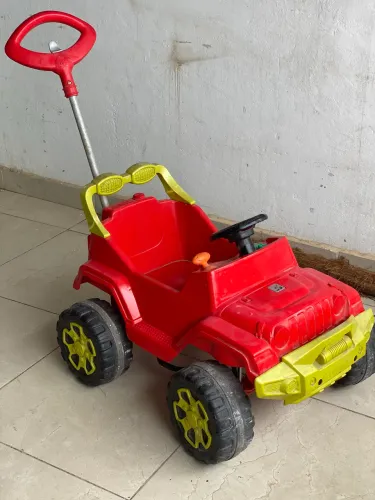 Carrinho de passeio com pedal para crianças