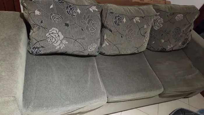 VENDO LINDO SOFÁ , 5 LUGARES . NÃO ENTREGO E NÃO TROCO