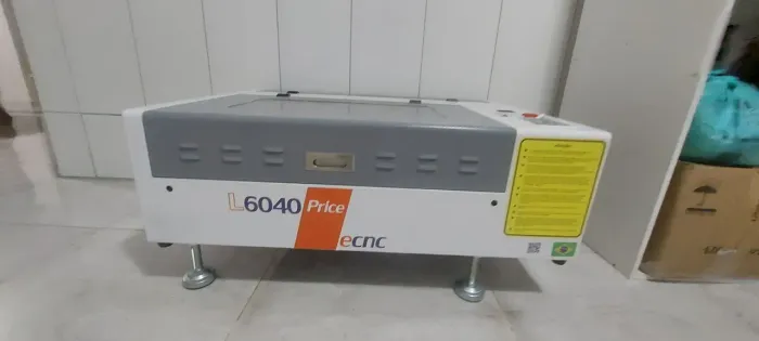 Máquina de corte e gravação a laser nova 