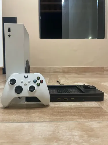Xbox Series S + Base Refrigeradora que carrega pilhas 