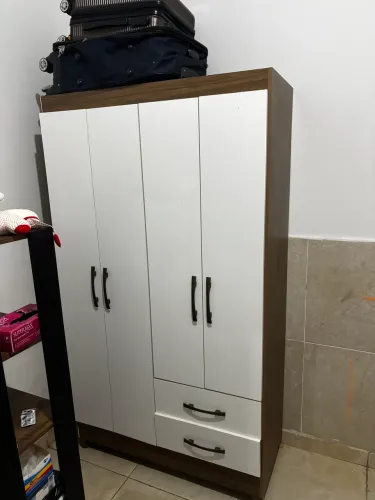 Vende-se um guarda-roupa