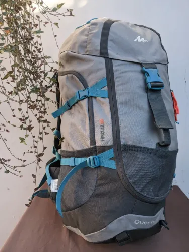 Mochila quechua forclaz 50L azul e cinza trilha trekking montanha viagem acampamento