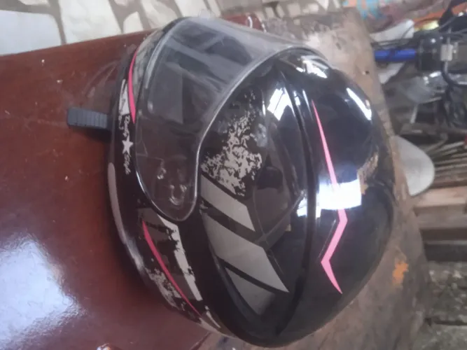 Capacete usado em estado de novo promoção 100$ pra vim buscar hj