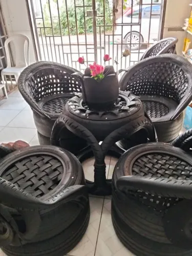 Cadeiras feitas de pneus
