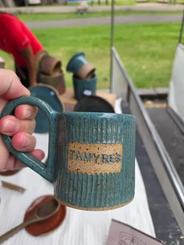 Caneca de cerâmica artesanal Vsnak. Nome inscrito Tamyres