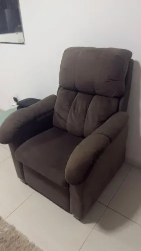 **Título:** Poltrona Reclinável Confortável - R$ 500,00