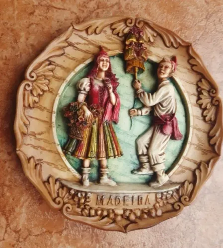 Souvenir de Portugal Ilha da Madeira prato decorativo de parede em madeira e resina 19cm