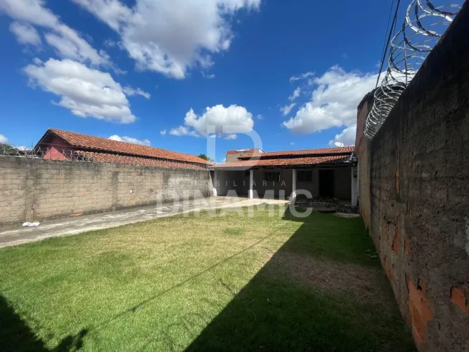 Casa Ampla com Quintal e 3 Quartos para Locação na Rua 11-A - Garavelo