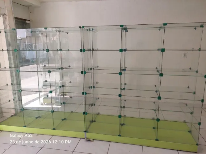 Vendo 4 vitrines de vidro 1metro e 50 de comp e 1mt e 60 de altura em ótimas condições