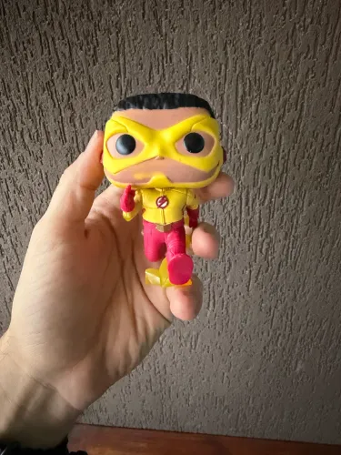 Funko Kid Flash com detalhe leia