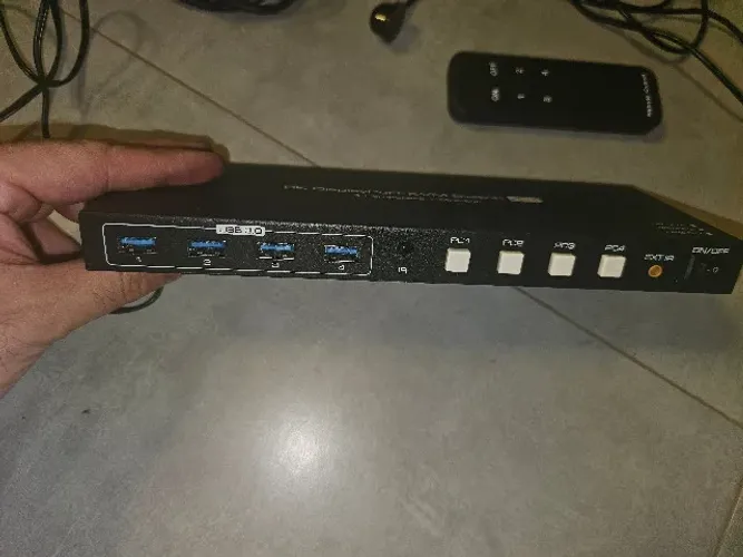 Switch KVM 4x1 DisplayPort 1.4 + USB 3.0