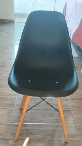 Cadeira Eames Eiffel(preta com pés de madeira)