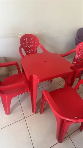 Jogo de 1 Mesa e 4 Cadeiras.