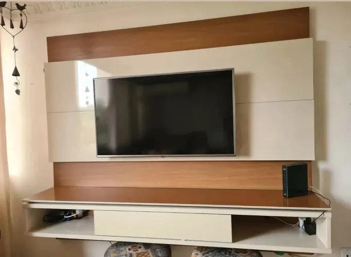 Vendo Rack Suspeso em ótimas condições. Cor Mel com laca no Off white.<br>Sem arranhões 