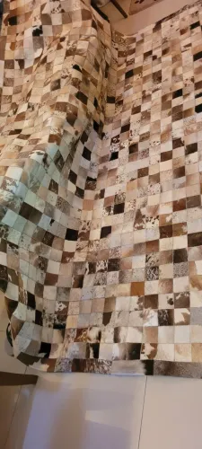 Tapete de couro com padrões quadriculados em tons marrom, bege e branco tamanho 2,50x2,00