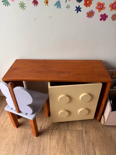 Escrivaninha infantil 35x 90 com cadeira de madeira 