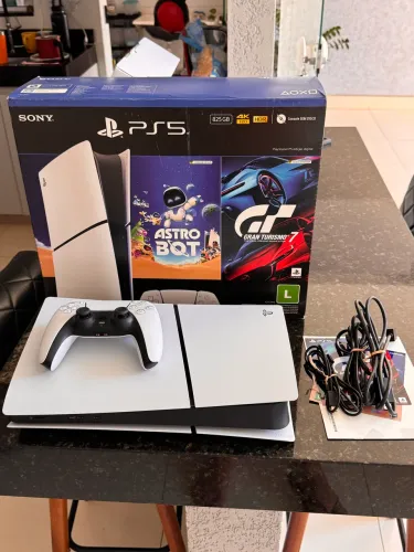 Vendo PS5 slim digital - Pacote Astro bot e Gran Turismo 7. Apenas 5 meses de uso.