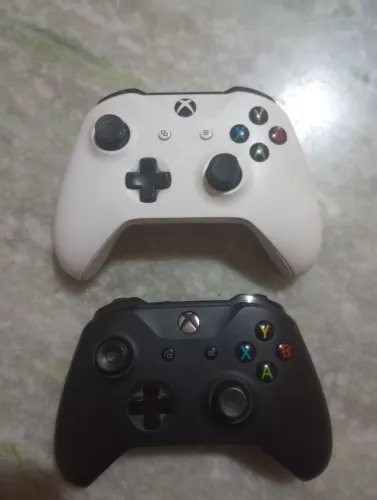 Xbox one S 1tb + 2 controles