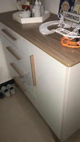 Berço e cômoda infantil neutros
