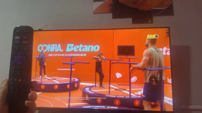 Vende se uma TV tcl sem marca de uso , controle original 50 polegada