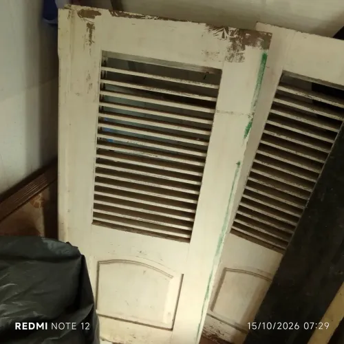 Vende uma jaqueta de madeira perfeito condições de uso e uma pedra também de um metro