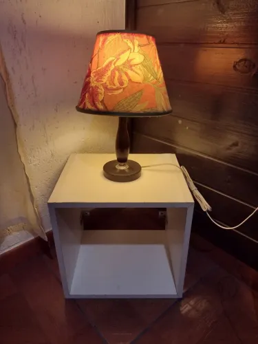 Nicho de chão ou parede com abajur vintage com base de madeira aceito cartão
