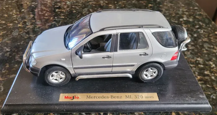 Miniatura Carro Mercedes-Benz ML 320 (1997) - 1:18 - Coleção 