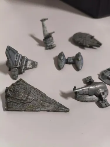 Lote com 7 miniaturas de naves da saga Star Wars 