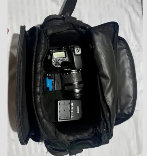 Canon 70D (corpo + lente + cartão memória 64gb + 2 bat + bolsa) 