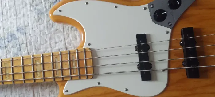 Escudo baixo jazz bass 4 cordas 