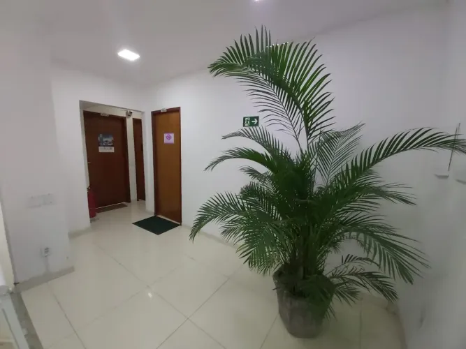 Salas de 26m² em prédio comercial no centro de Santa Cruz da Serra