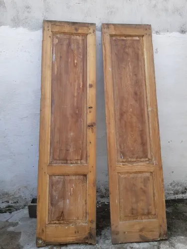 Duas portas antigas de Pinho de Riga