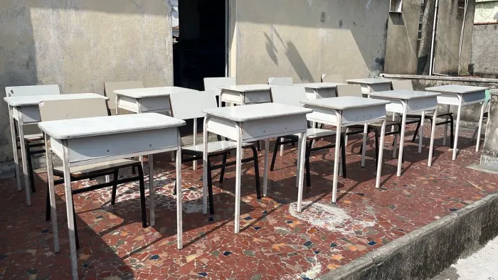Mesas e cadeiras escolares