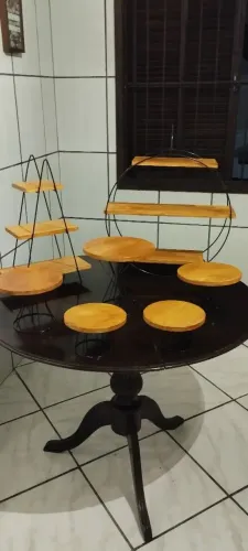 Aluguel de peças e mesa em madeira com pés desenhados podendo ser alugado junto ou sepa