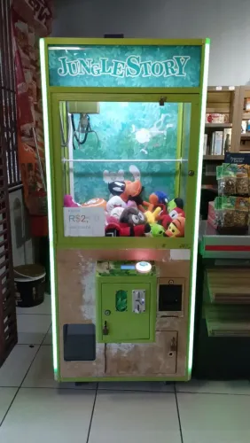 Maquina grua com ursos