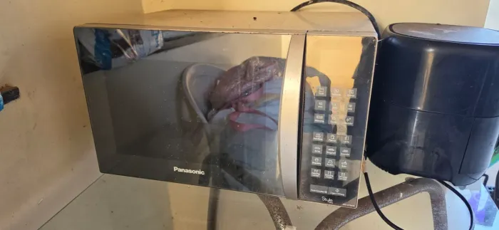 Vendo micro-ondas com defeito